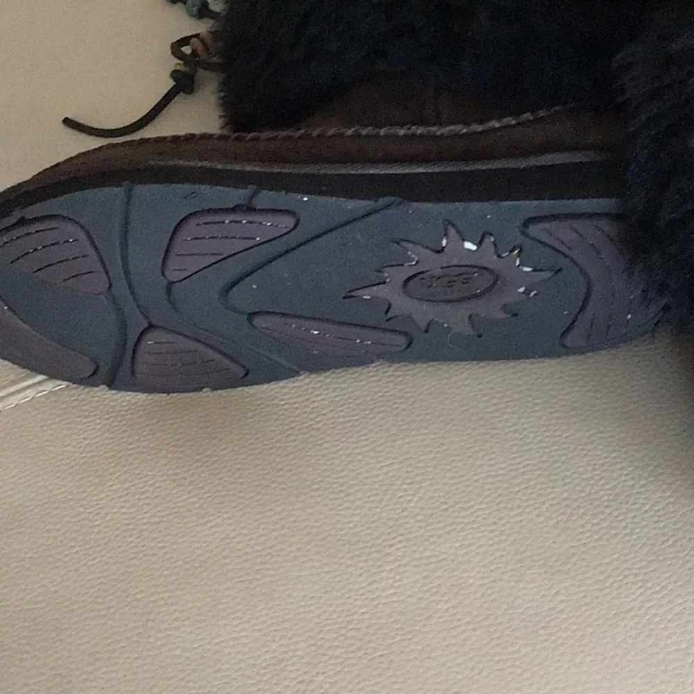 Size 9 furry uggs - Picture 6 of 6